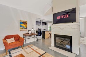 TV, peis, bøker og kontorer