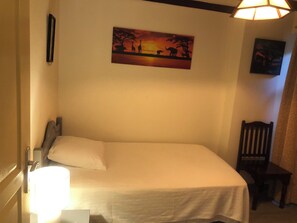 4 bedrooms, iron/ironing board, WiFi, bed sheets - Armorica family apartment (Montréal)