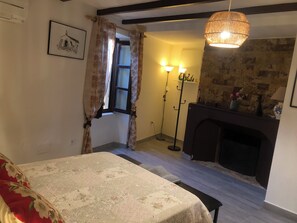 4 bedrooms, iron/ironing board, WiFi, bed sheets - Armorica family apartment (Montréal)