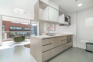 Refrigerador, microondas, placa de cocina, utensilios de cocina
