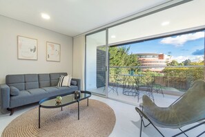 Superior-lejlighed - 1 queensize-seng med sovesofa - bjergudsigt | Opholdsområde | Tv