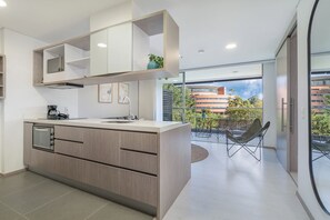 Refrigerador, microondas, placa de cocina, utensilios de cocina