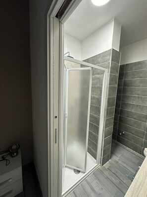 Haartrockner, Handtücher, Seife, Toilettenpapier