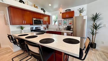 Refrigerador, microondas, horno y parrilla de estufa