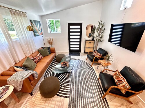 Casa Agave, Private Guest House, 2 bedrooms, 1 bath, 3 beds, game room and yard!