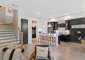 Fernseher, Kamin, Tischfußball