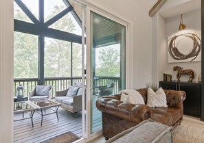 Fernseher, Kamin, Tischfußball