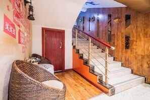 A staircase with a wooden wall and a red railing leading to an upper floor. - Fanke Hotel (Zunyi Club Site Zhonghua Road) (Zunyi)