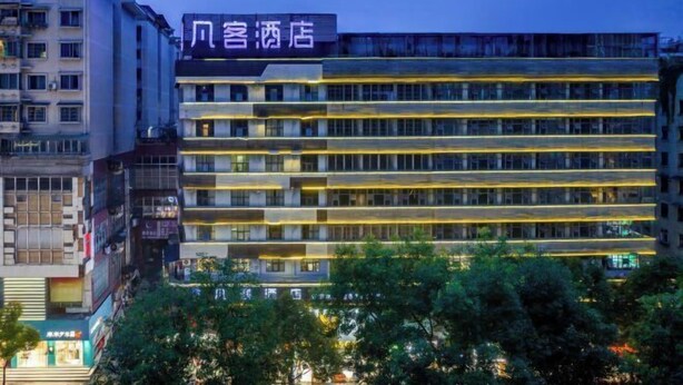 Un hotel de varios pisos con un letrero llamativo en el centro.