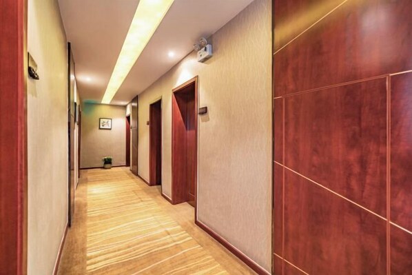 A hotel hallway with wooden flooring, wooden doors, and a light-colored wall. - Fanke Hotel (Zunyi Club Site Zhonghua Road) (Zunyi)