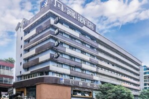 A multi-story hotel with a modern design, featuring a prominent entrance and a series of windows on each floor. - Fanke Hotel (Zunyi Club Site Zhonghua Road) (Zunyi)