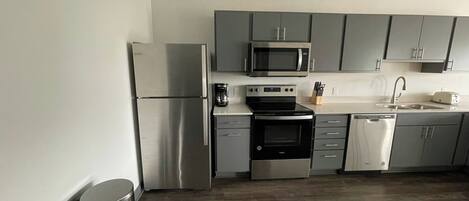 Réfrigérateur, micro-ondes, four, plaque de cuisson