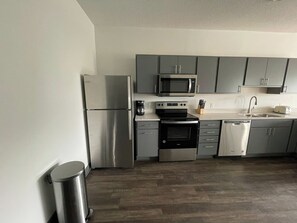Fridge, microwave, oven, stovetop - Sleepover: Superior 1BD/1BA - Des Moines (West Des Moines)