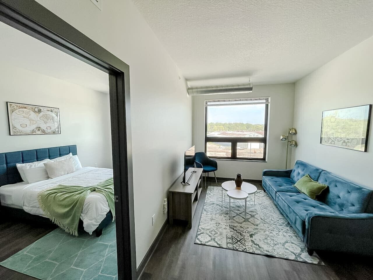 Een bureau, een strijkplank/strijkijzer, gratis wifi, beddengoed