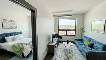 Een bureau, een strijkplank/strijkijzer, gratis wifi, beddengoed