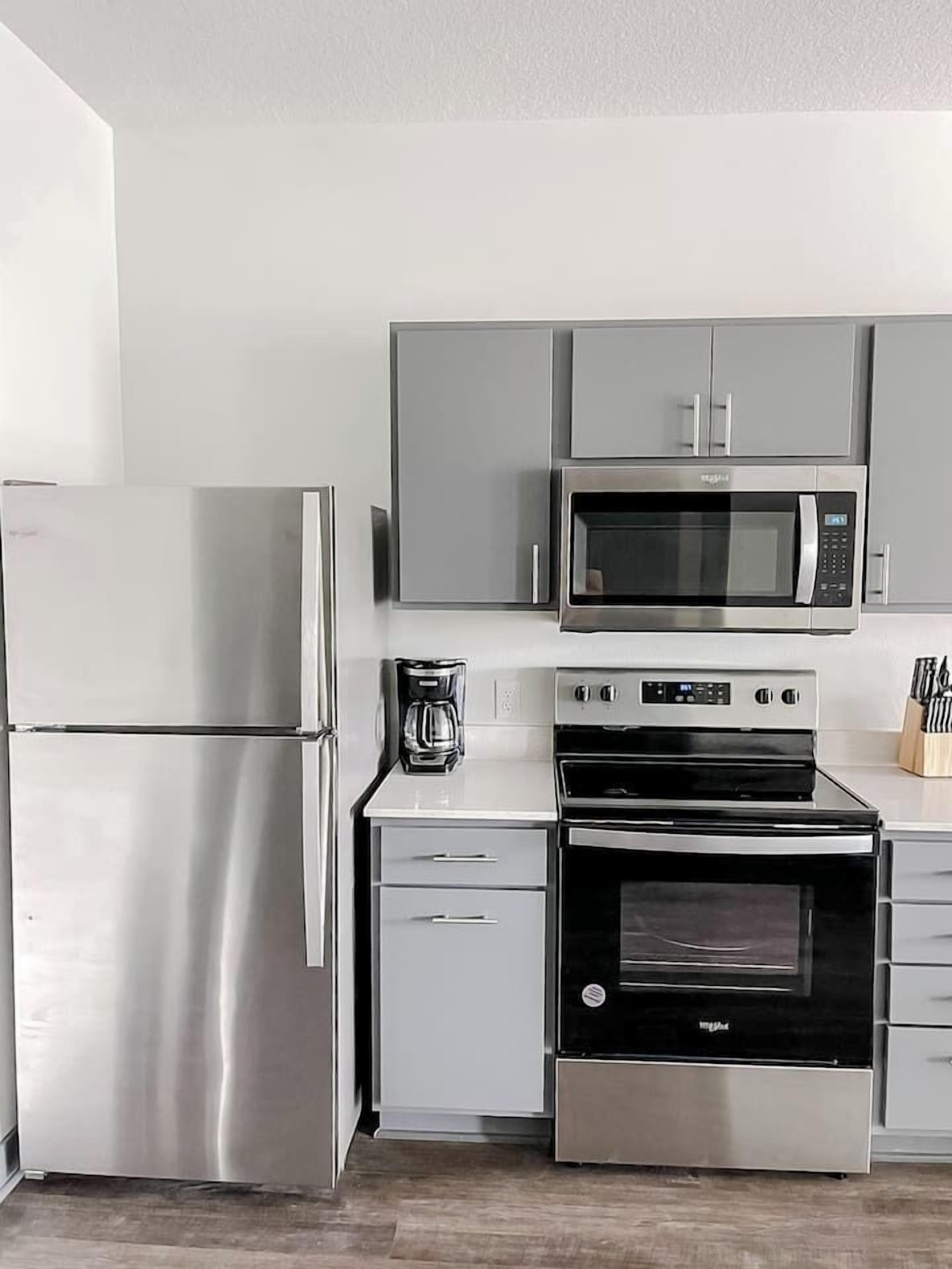 Refrigerador, microondas, horno y parrilla de estufa 