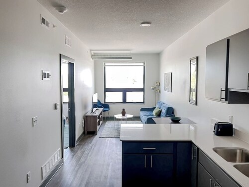 Sleepover | Superior 1BD/1BA - Des Moines