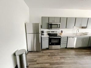 Kjøleskap, mikrobølgeovn, ovn og kokeplater