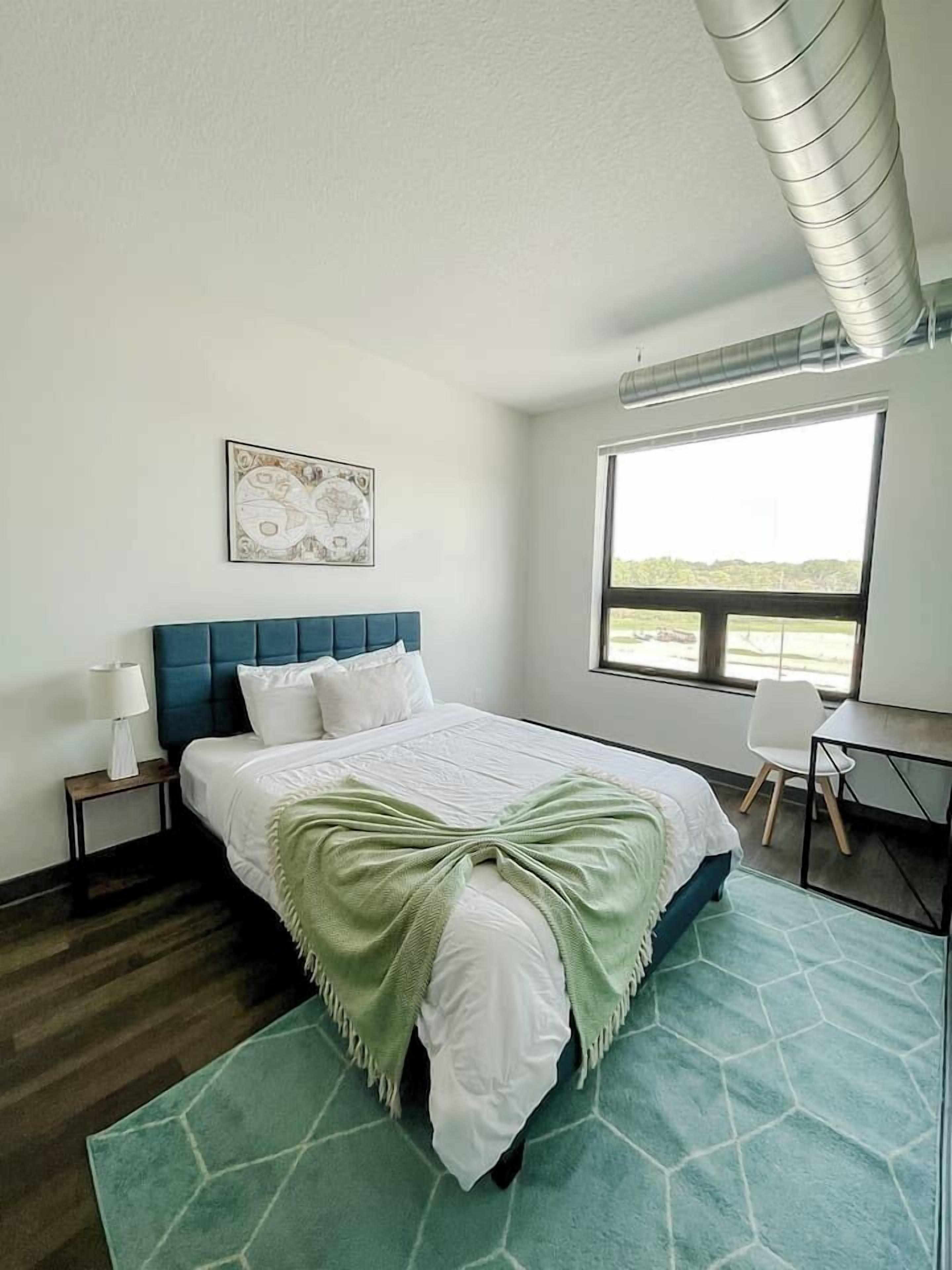 Escritorio, tabla de planchar con plancha, wifi gratis y ropa de cama 