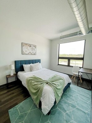 Skrivebord, strykejern/-brett, wi-fi (inkludert) og sengetøy