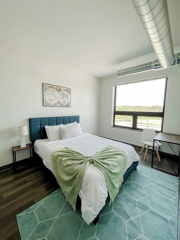 Bureau, fer et planche à repasser, Wi-Fi gratuit, draps fournis