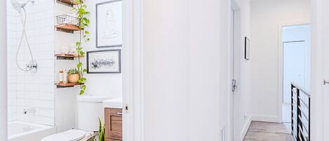 Sèche-cheveux, serviettes fournies, savon, shampoing