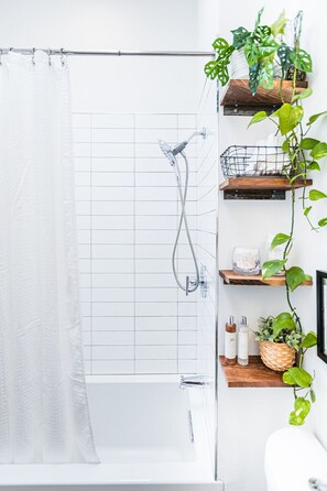 Haartrockner, Handtücher, Seife, Shampoo