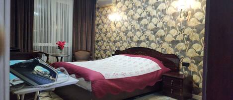 1 dormitori, planxa i posts de planxar, wifi i roba de llit