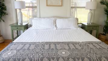 6 bedrooms, desk, iron/ironing board, travel cot