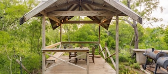 Riverfront Estate - 3 Houses - Pool + Hot Tub + Gym - Sleeps 24