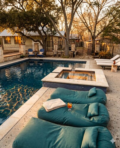 Riverfront Estate - 3 Houses - Pool + Hot Tub + Gym - Sleeps 24