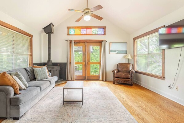 Smart TV, fireplace, printers - Private Riverfront Estate Sleeps 22 Pool Hot Tub for Families and Reunions (Martindale)