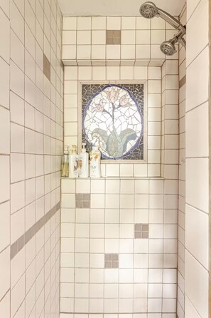 Douche, séchoir à cheveux, serviettes fournies, savon