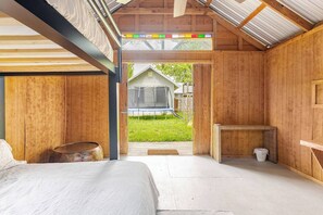 6 soverom, skrivebord, strykejern/-brett og reiseseng for barn