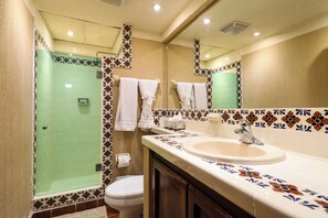 Hiustenkuivaaja, pyyhkeet, saippua, vessapaperi