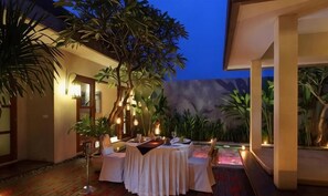 Outdoor dining - Aria Exclusive Villas & Spa (Bali)