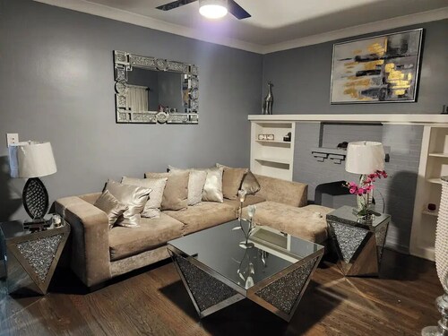 Chic 2-bedroom apartment with AC, WiFi in vibrant Chicago