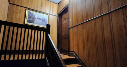 Chic 2-bedroom apartment with AC, WiFi in vibrant Chicago