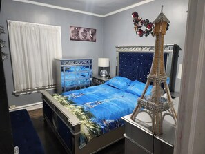 2 bedrooms, iron/ironing board, WiFi, bed sheets - Chic 2-bedroom apartment with AC, WiFi in vibrant Chicago (Chicago)