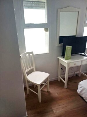 A small room with a white desk, a chair, and a computer monitor. - Hostal Boutique La Malagueña Only Adults by Croma (Estepona)