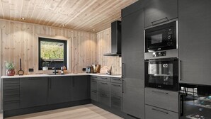 Kaffetrakter/tekoker, kjøleskap, mikrobølgeovn og oppvaskmaskin