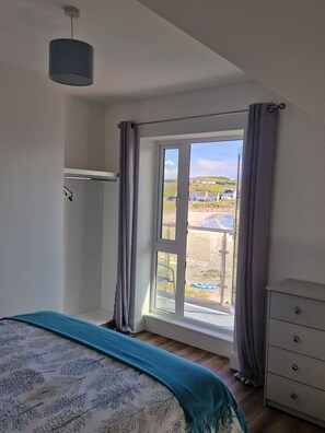 3 bedrooms, iron/ironing board, WiFi, bed sheets - Idyllic Island Holiday Rental overlooking beautiful beach (Lecarrow)