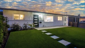 A modern house with a well-maintained lawn, a garage, and a driveway. - Family-Friendly Modern Escape in San Diego (San Diego)