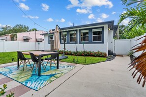 House | 3 bedrooms - Arthaus- Fully Stocked Kitchen and Fenced Yard (Miami)