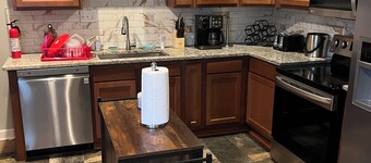 Spacious 5-bedroom house with AC and WiFi in welcoming Columbus