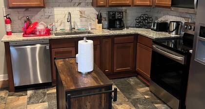 Spacious 5-bedroom house with AC and WiFi in welcoming Columbus