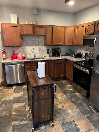 Spacious 5-bedroom house with AC and WiFi in welcoming Columbus