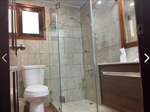 Haartrockner, Handtücher, Seife, Toilettenpapier