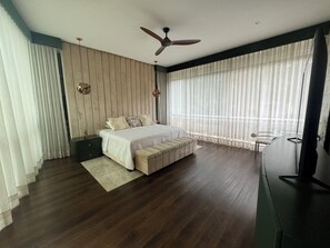 4 bedrooms, desk, iron/ironing board, WiFi