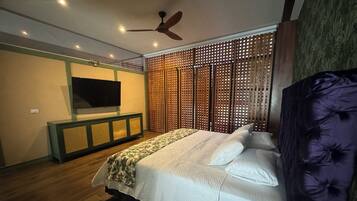 4 bedrooms, desk, iron/ironing board, WiFi